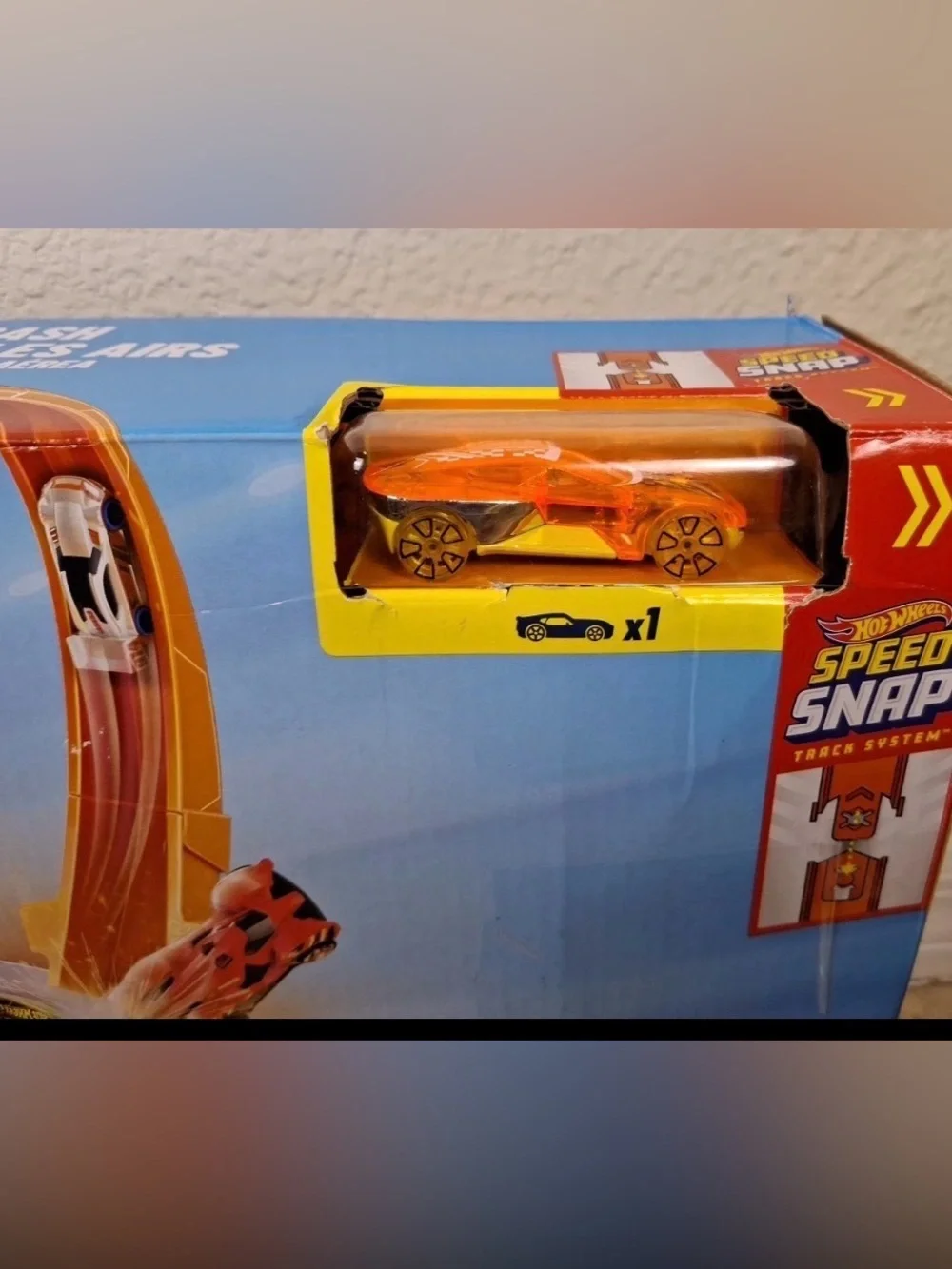 Hot Wheels Stunt Tracks Mid-Air Crash Playset with 1:64 Scale Die-Cast Toy